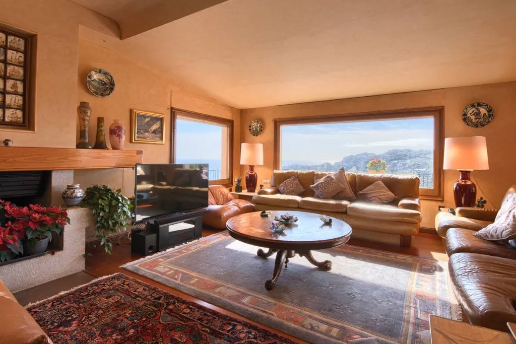 Living Room - Mediterranean House with Sea Views in Begur