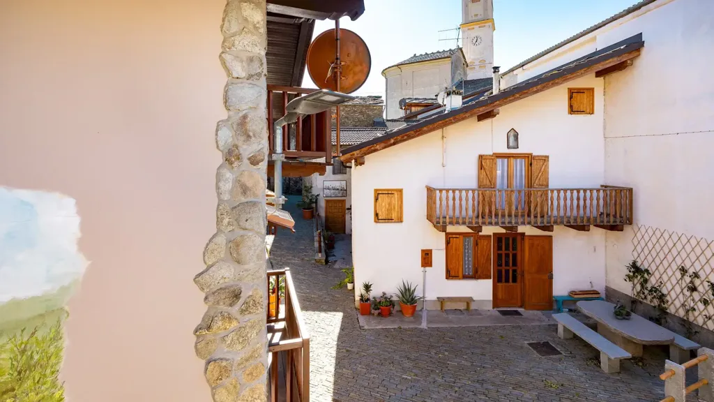 Balcon - Rustic Mountain Chalet with Courtyard in Sampeyre