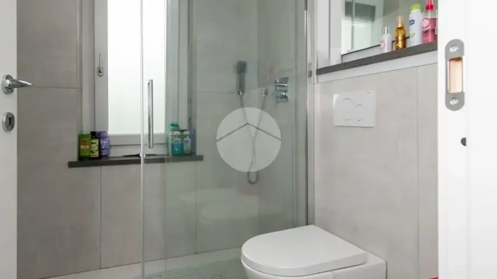 Bagni - Fully Rented Apartment with Balcony in Giaveno