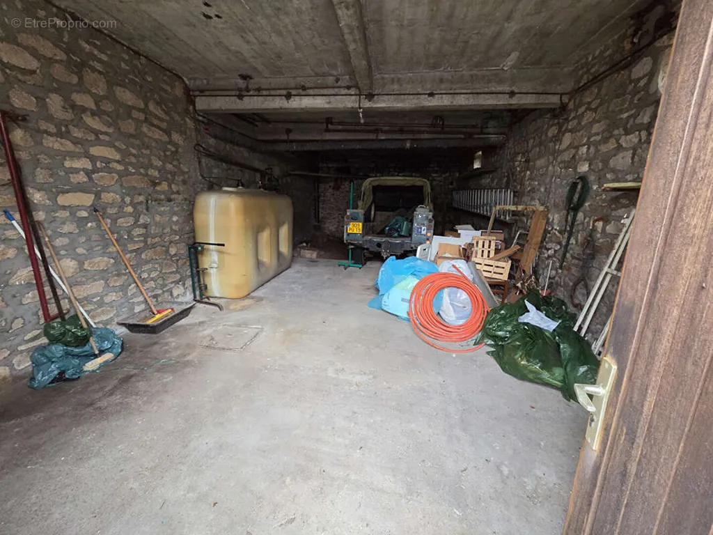 Garage - Maison à Rénover avec Jardin au Cœur de Bugeat