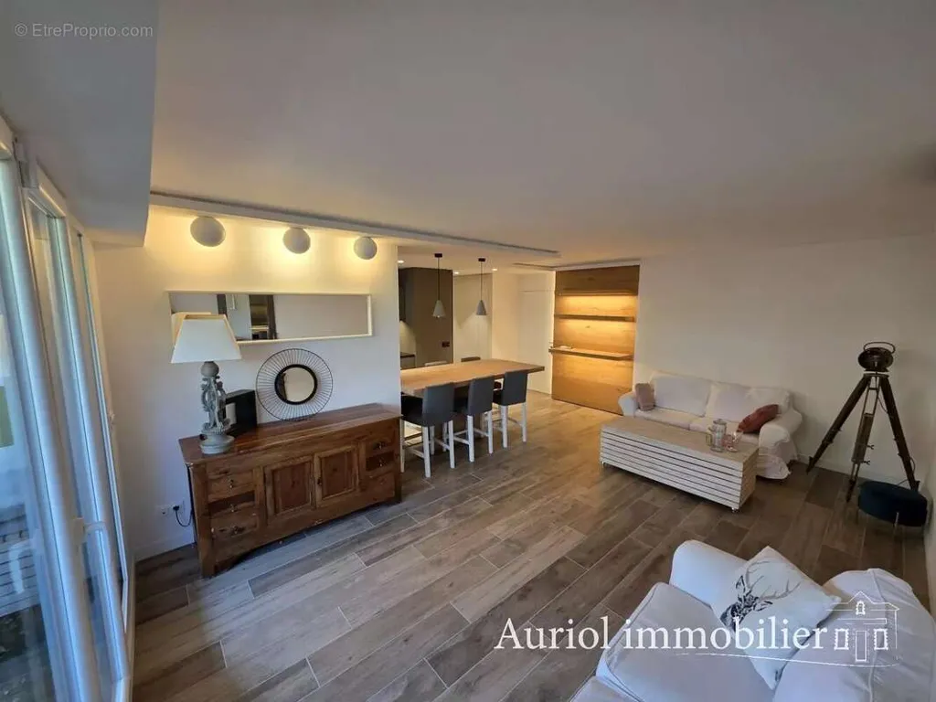 Séjour - Appartement T3 Rez-de-jardin avec Jardin à Marseille 9e