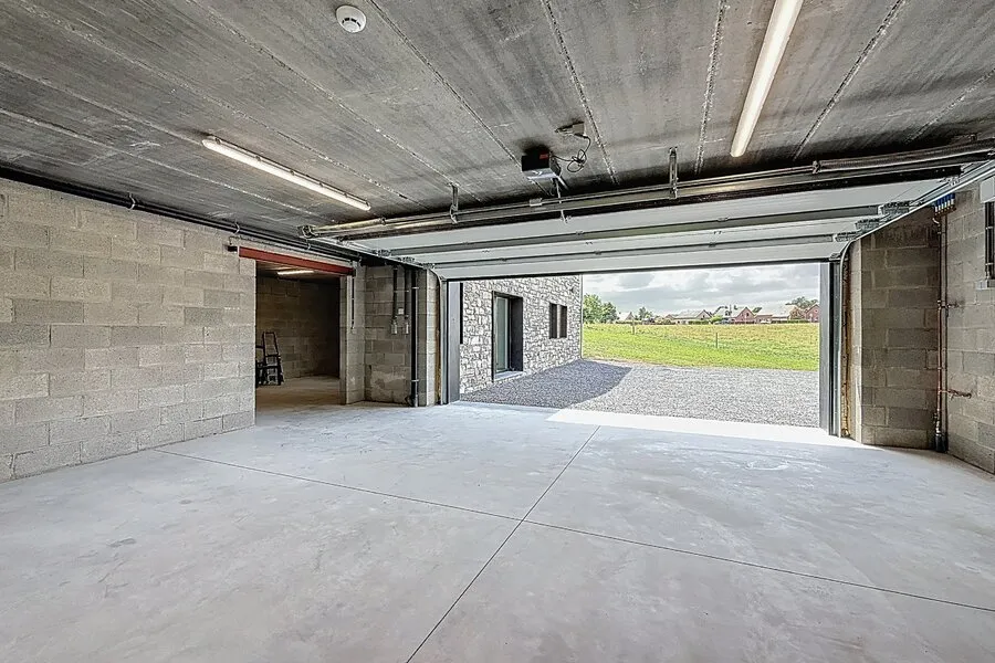 Garage - Villa Rénovée avec Jardin à Waha