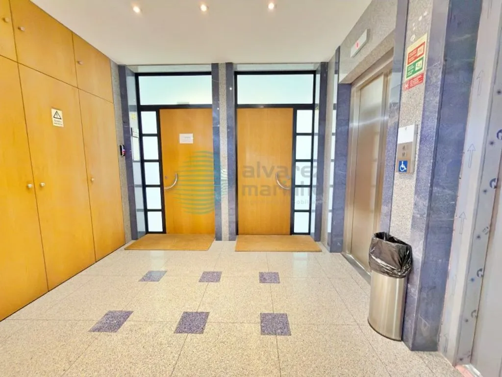 Hallway - Office with Air Conditioning in Campo Grande, Lisbon