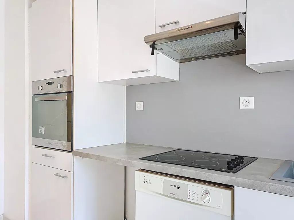 Kitchen - Two-Bedroom Apartment with Terraces in Cannes