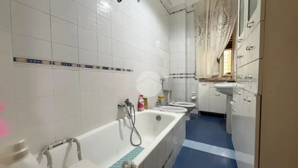 Bathrooms - 2-Bedroom Apartment with Balcony in Palermo