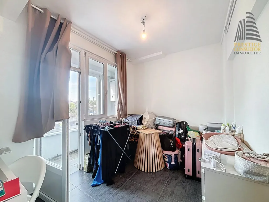 Magamistoad - Two-Bedroom Apartment with Terrace in Anderlecht