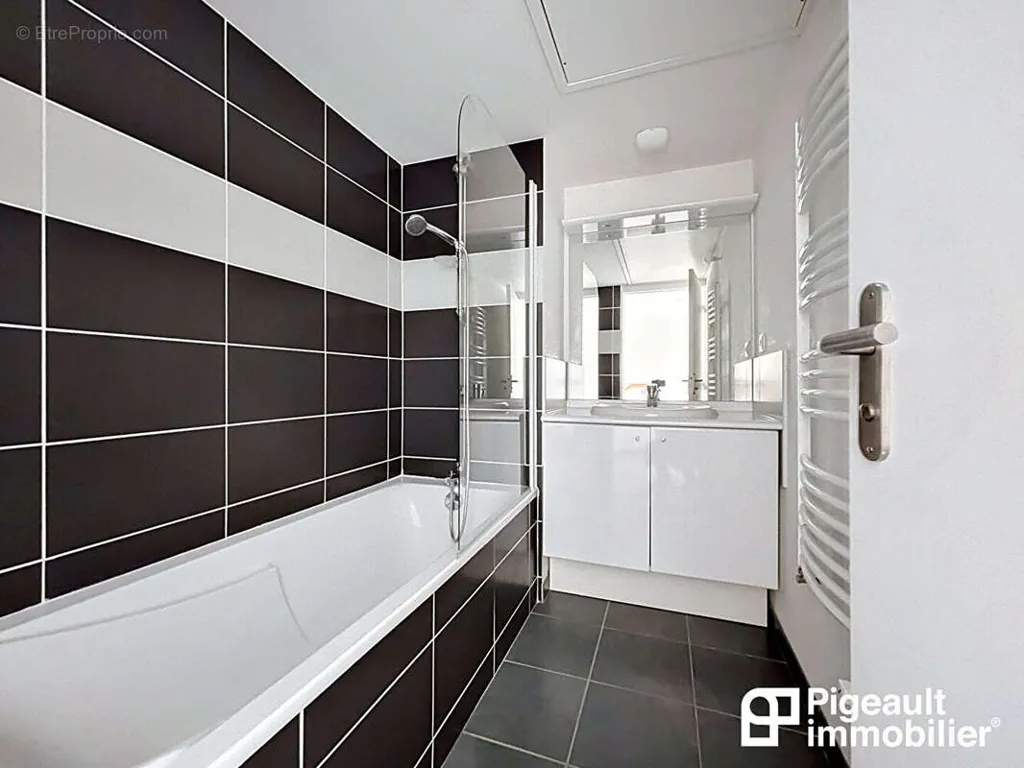 Bathrooms - Contemporary Maison with Patio in Rennes