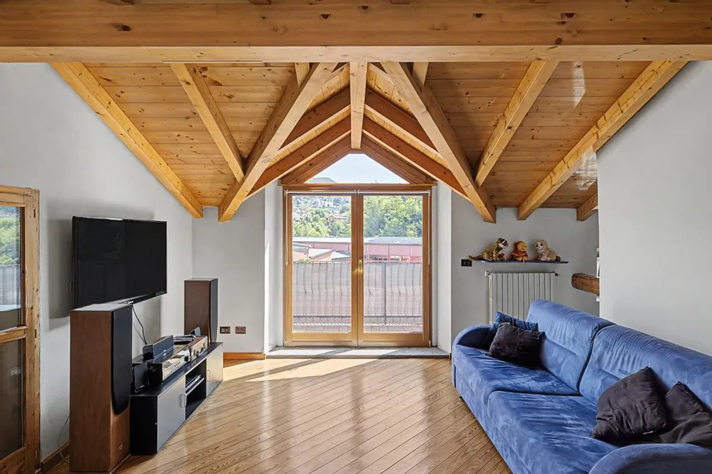 Elutuba - Multi-Level Apartment with Mansard in Luino