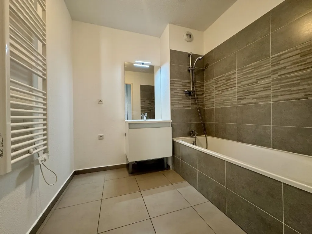 Salles de bain - Appartement T4 avec Terrasse et Vue Étang à Côté Bas Saint Clair