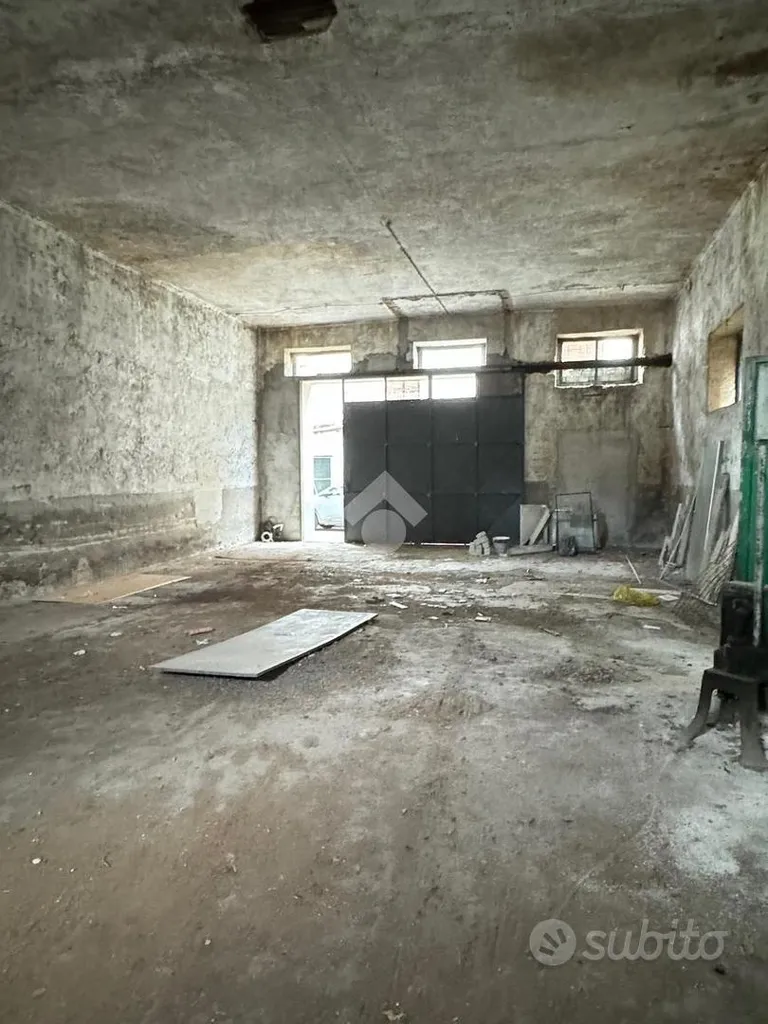 Stanze - Warehouse for Renovation with Courtyard in Pozzilli