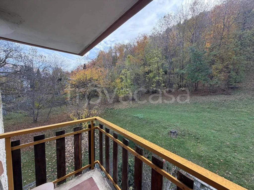 Balcon - Two-Bedroom Apartment with Balcony in Chiomonte