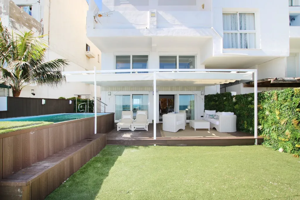 Piscine - Beachfront Duplex with Private Pool in Estepona