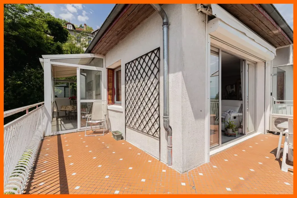 Terrasse - Maison avec Jardin et Vue Dégagée à Neyron