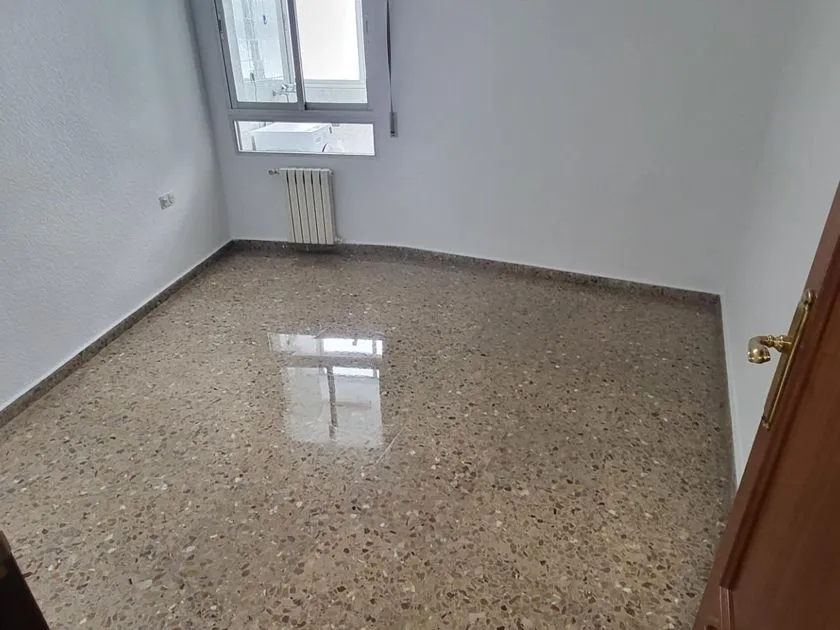 Habitaciones - Piso con balcón y ascensor en Albacete Centro