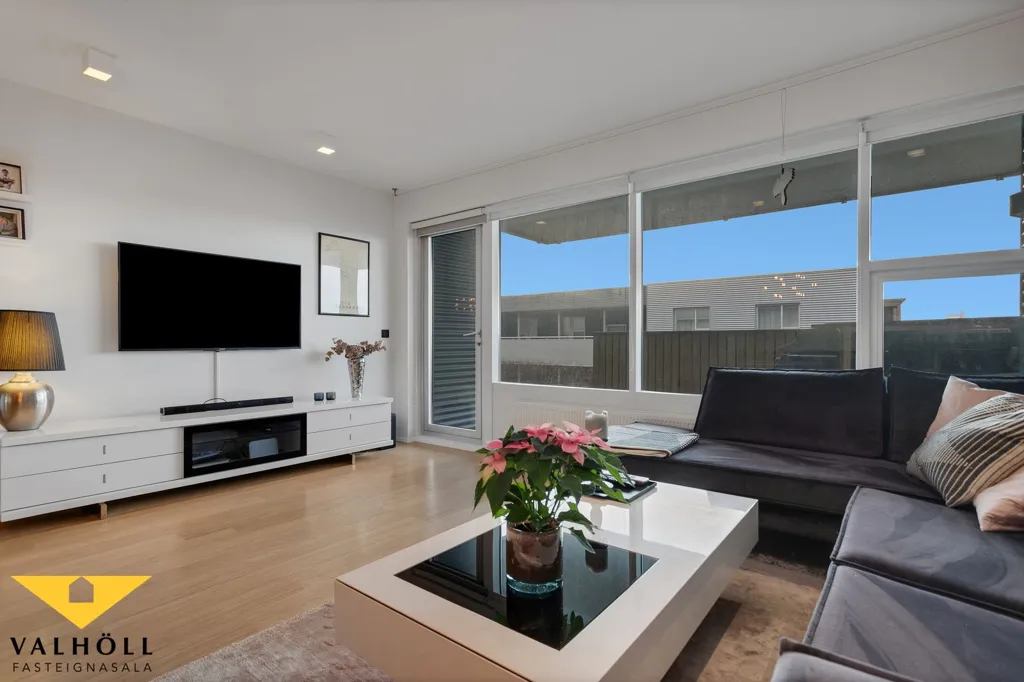 Soggiorno - Accessible Three-Bedroom Flat with Balcony in Akrahverfi