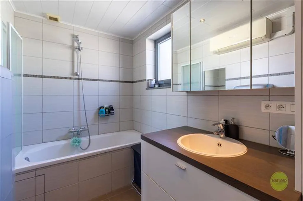 Salles de bain - Appartement avec Terrasse et Piscine Solaire à Tessenderlo