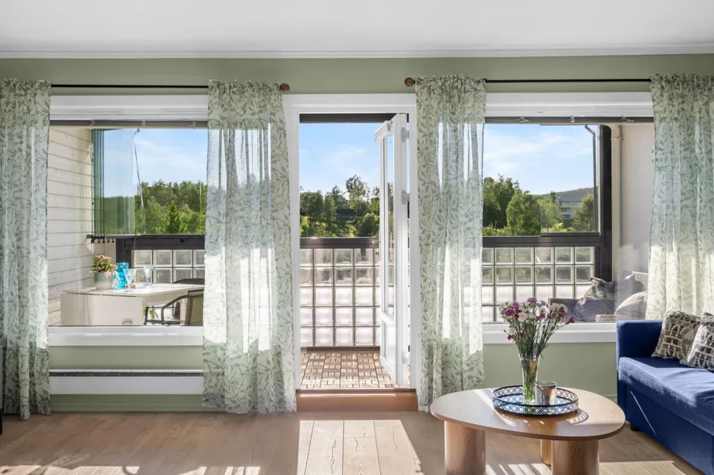 Balcone - Spacious 3-Bedroom Flat with Balconies in Furuset