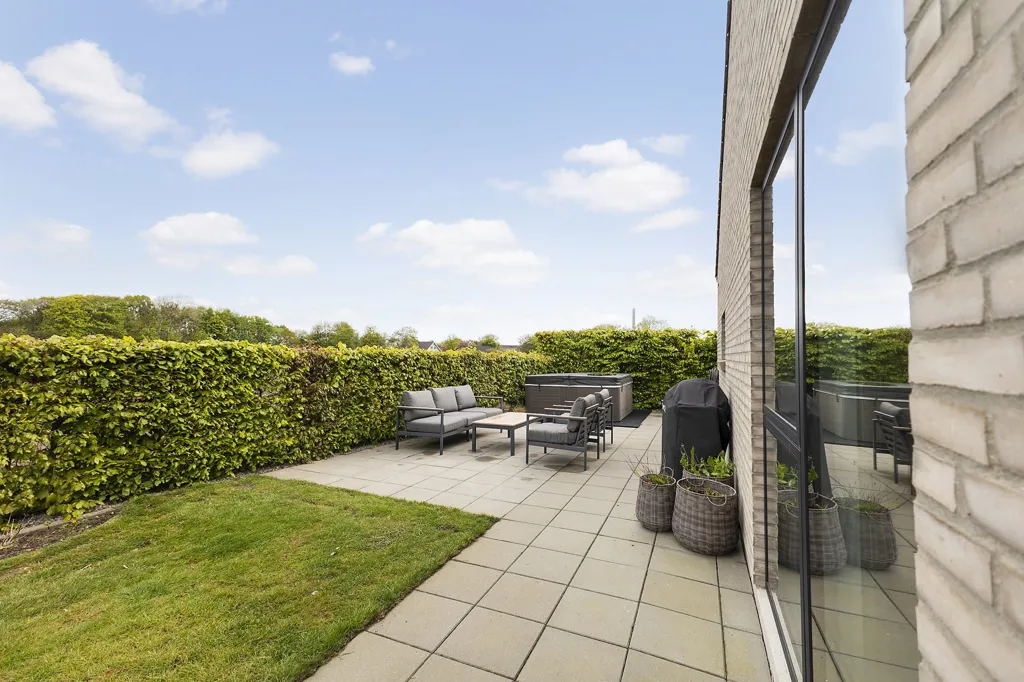 Jardin - Modern Villa with Terraced Garden in Struer