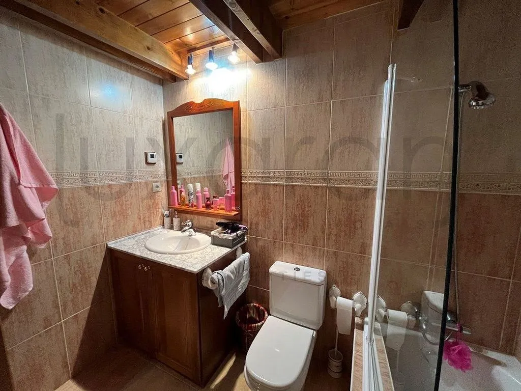 Salles de bain - Luxury Semidetached House with River View in Vielha