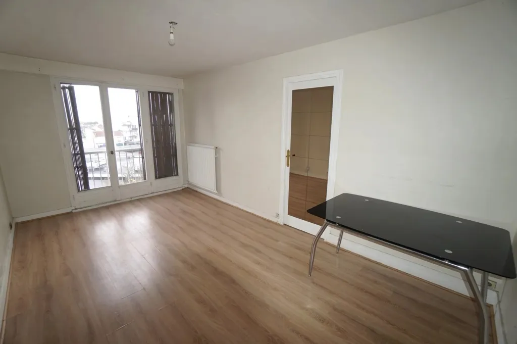Pièces - Appartement F2 au Dernier Étage avec Parking à Proximité des Commodités
