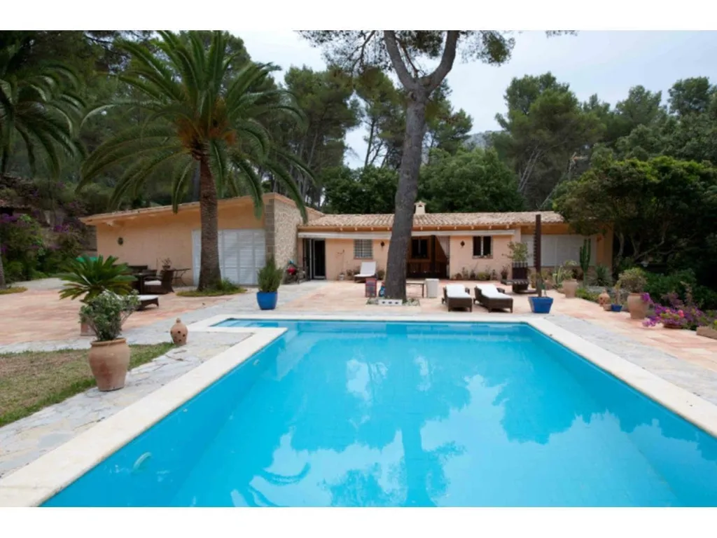 Bassein - Rustic Chalet with Pool in Formentor