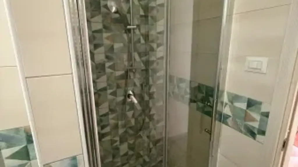 Salles de bain - Rear-Facing Apartment in Frosinone Centre