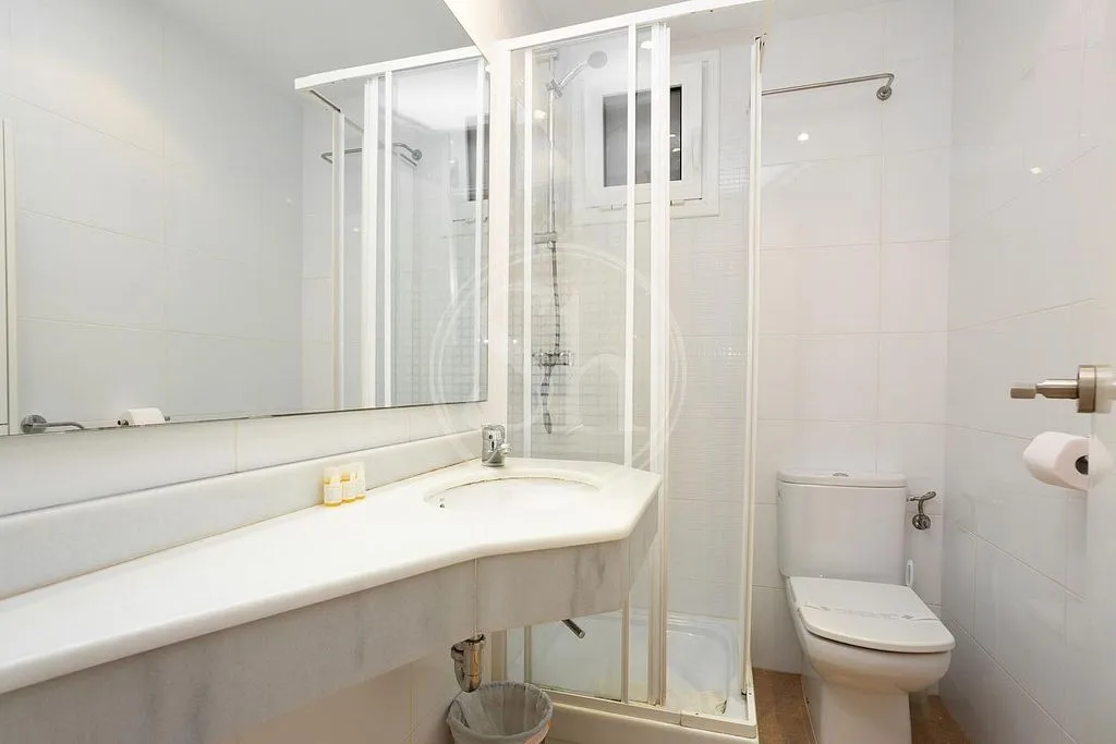 Salles de bain - Furnished Apartment with Balcony in La Nova Esquerra de l'Eixample