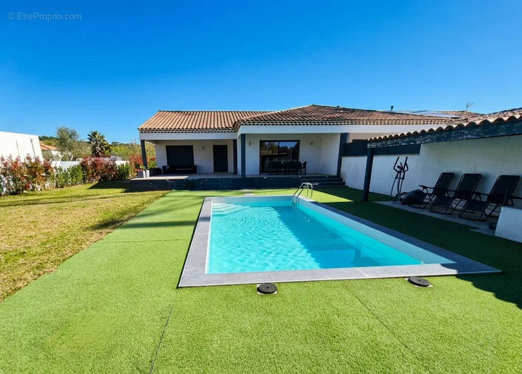 Piscine - Maison avec Piscine et Jardin à VENTABREN
