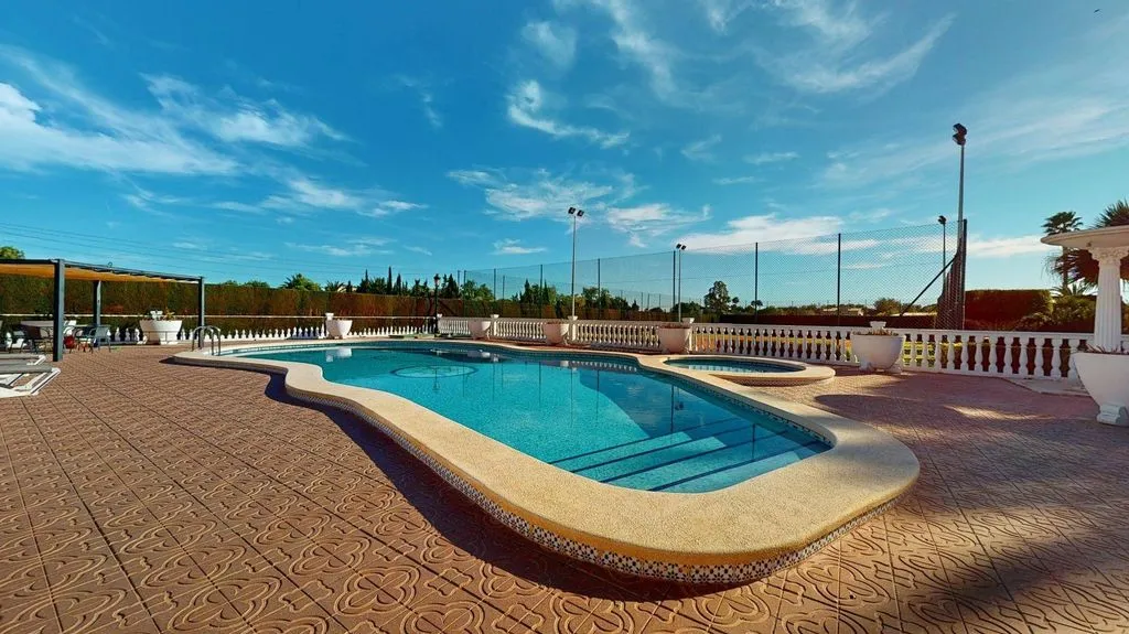 Piscine - Luxury Detached House with Pool in Perleta