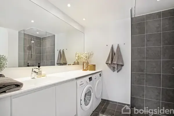 Bathrooms - Apartment with Balcony in Copenhagen S