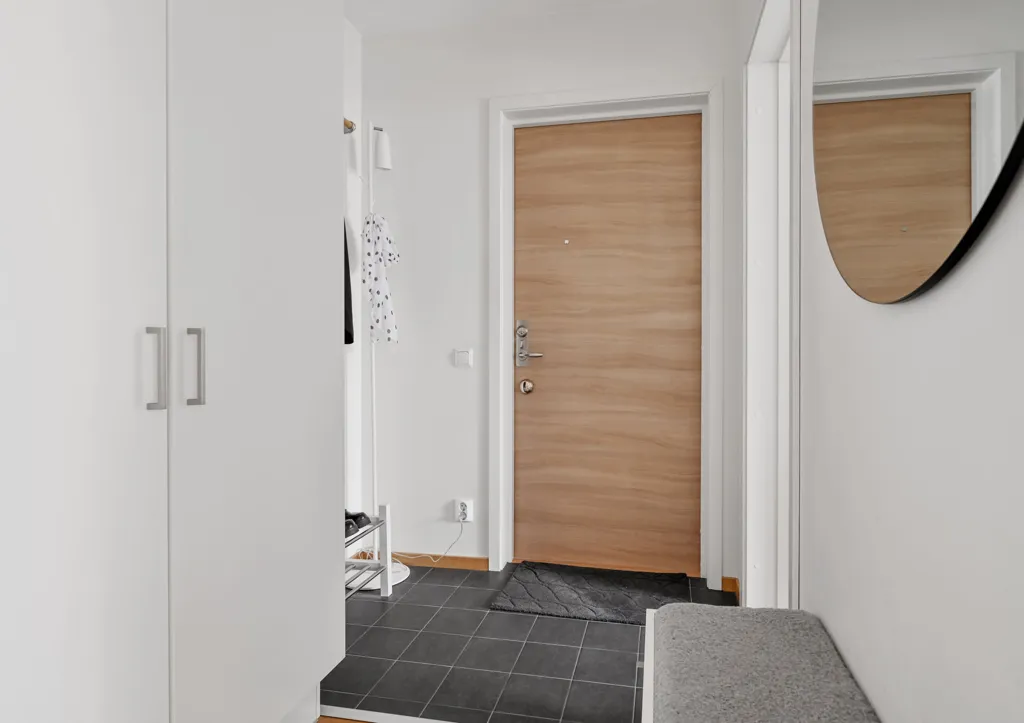 Esik - Modern Flat with Private Terrace in Sollentuna