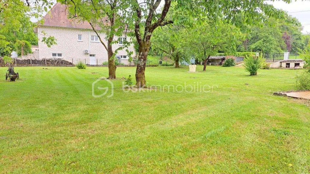 Aed - House with Basement and Garden in Pleasant Area