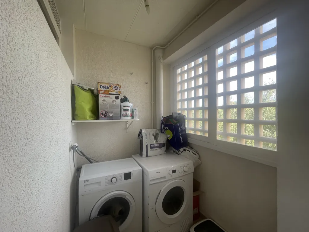 Pesuköök - Bright Three-Bedroom Flat with Balcony in Roanne