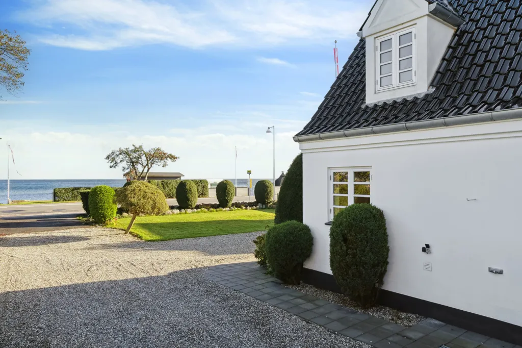Välivaade - Renovated Villa with Waterside in Strøby Egede