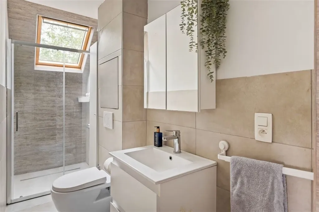 Salles de bain - Maison Rénovée avec Jardin à Duffel