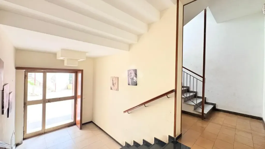 Pièces - 4-Bedroom Apartment with Balcony in Palermo