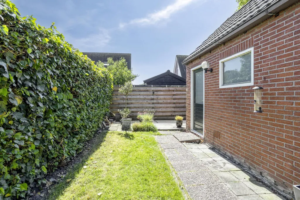 Jardin - Corner House with Solar Panels in Oude Pekela