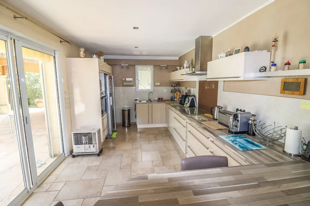 Cuisine - Propriété avec Piscine et Jardin Paysager à Flayosc