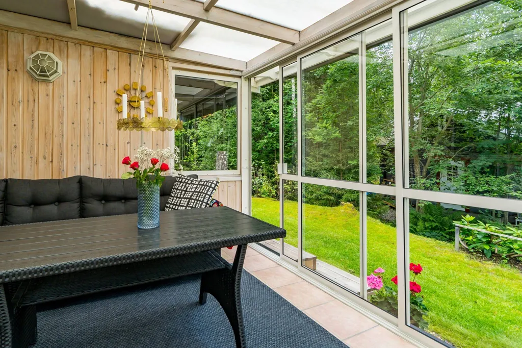 Terrass - Charming Cottage with Lake View in Örebro
