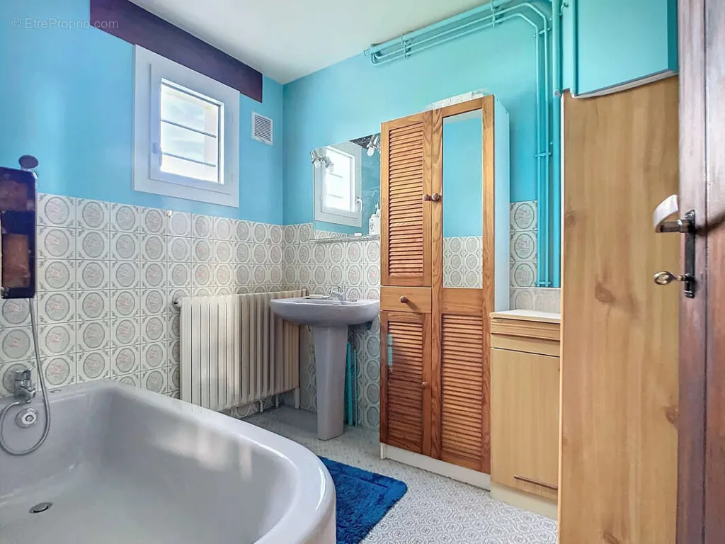 Bathrooms - 6-room house in Viels-Maisons