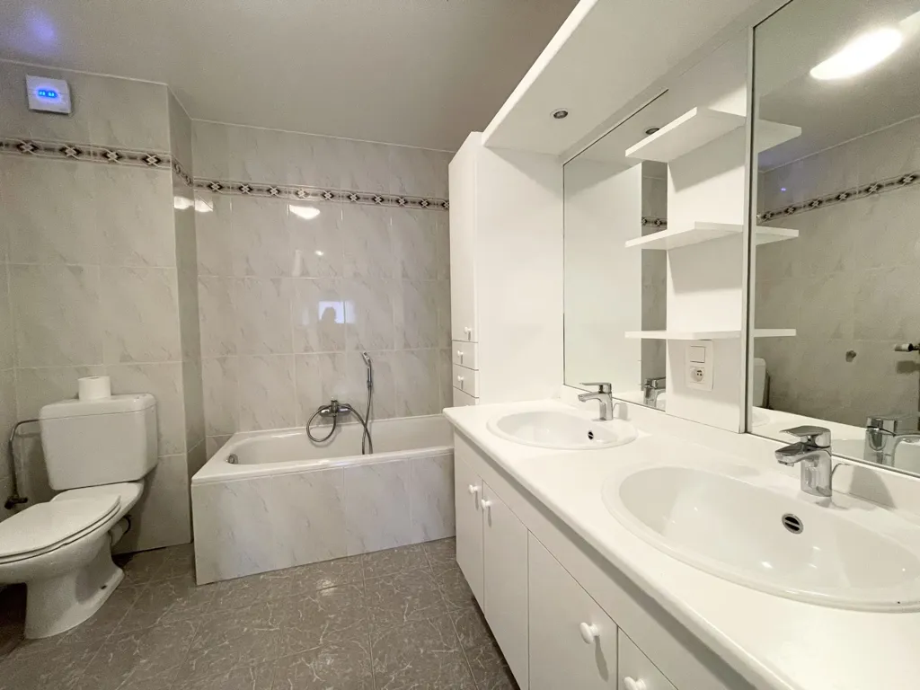 Salles de bain - Maison 3 Façades avec Jardin à Wezembeek-Oppem