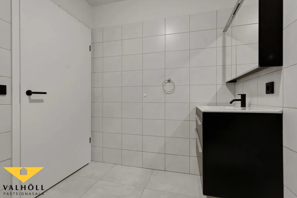 Bagni - Accessible Three-Bedroom Flat with Balcony in Akrahverfi