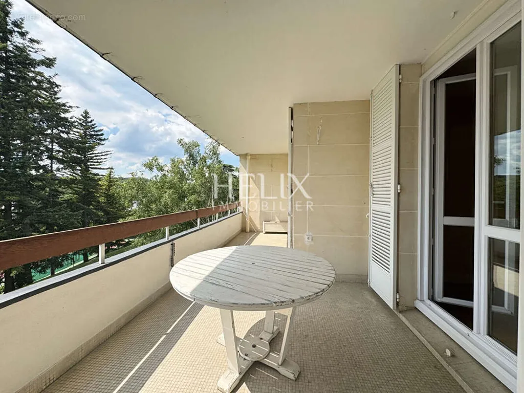 Balcone - Spacious Apartment with Balcony in Louveciennes