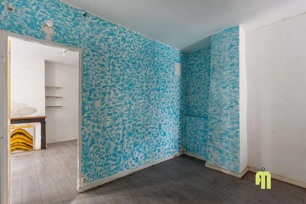 Toad - 3-Unit Apartment Complex in Paris-17e