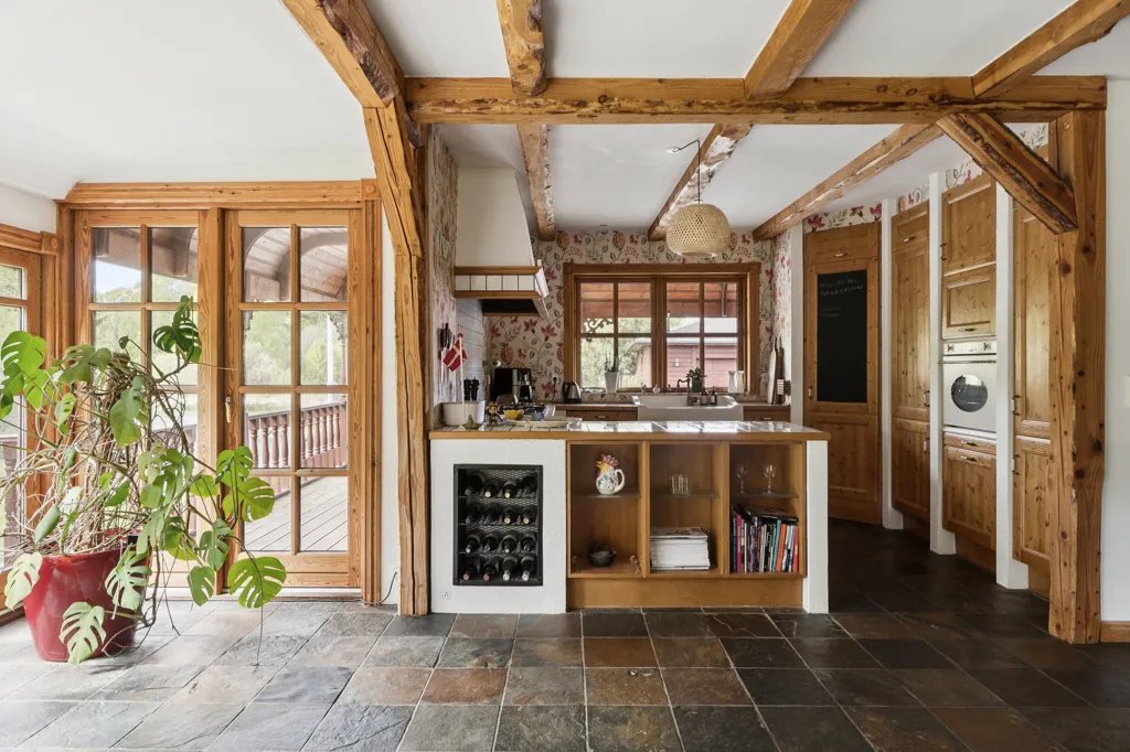 Kitchen - Bjelkecottage with Nature View in Jerup