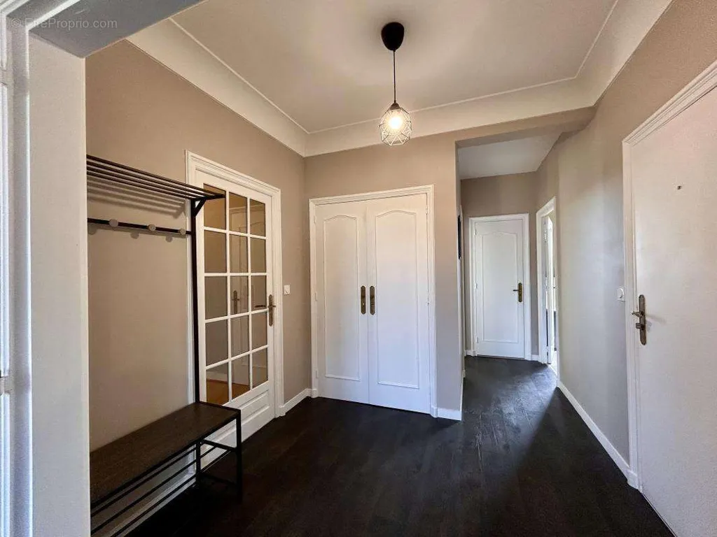Entrée - Appartement T5 avec Balcon et Vues Dégagées