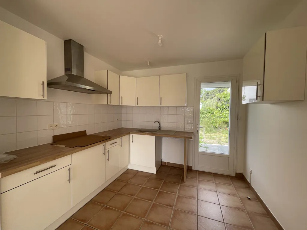 Kitchen - Villa with Garden and Garage in Moussan
