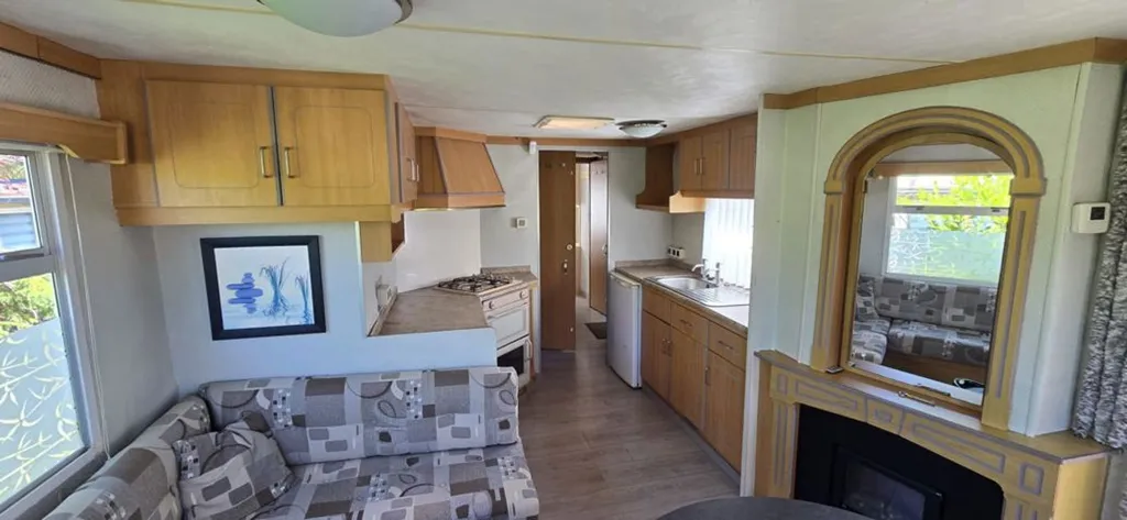 Séjour - Caravane 2 Chambres avec Vue sur l'Étang à Forges