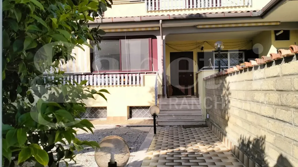 Extérieur - Villa with Balcony and Garden in Ladispoli