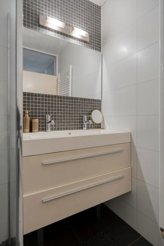 Vannitoad - 3-Bedroom Apartment with Balcony in Eindhoven